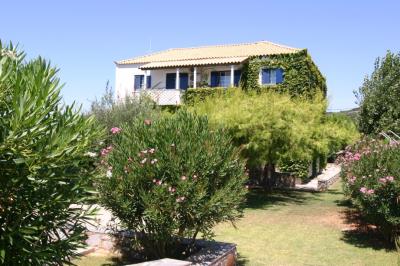 Un hôtel de 6 chambres à vendre à Stoupa