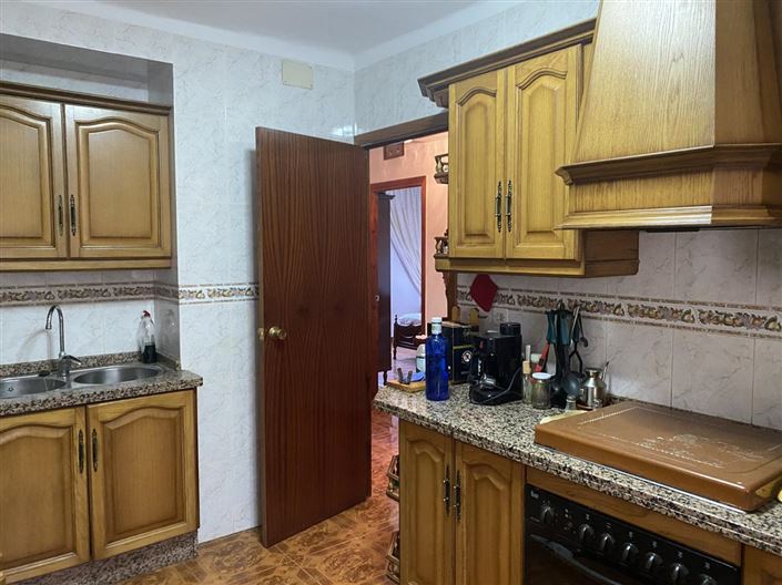 Image No.12-6 Bed Property for sale