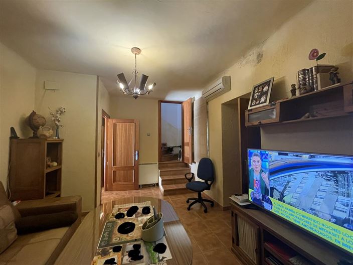 Image No.8-6 Bed Property for sale