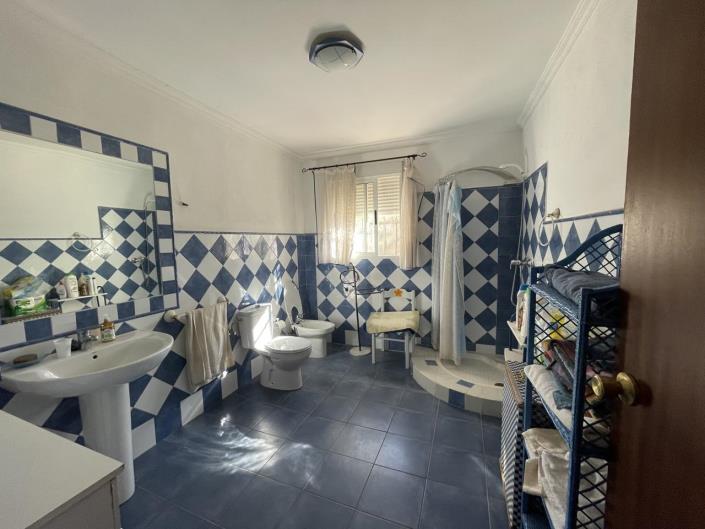 Image No.30-4 Bed Property for sale