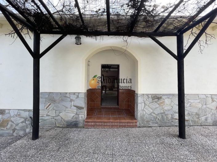 Image No.16-6 Bed Property for sale