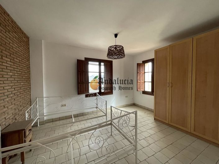 Image No.24-6 Bed Property for sale