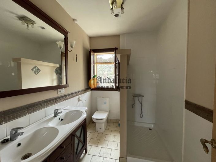 Image No.26-6 Bed Property for sale