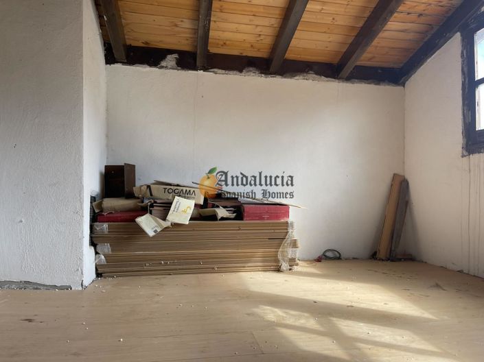 Image No.40-6 Bed Property for sale