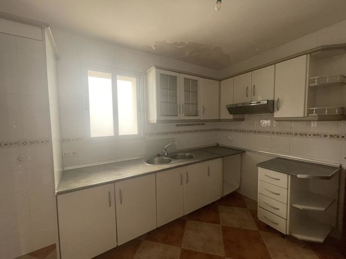 Image No.10-3 Bed Property for sale