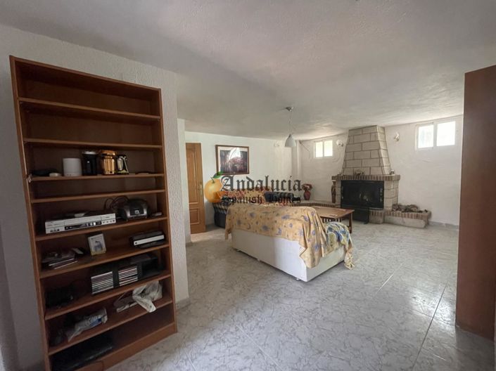 Image No.12-3 Bed Property for sale