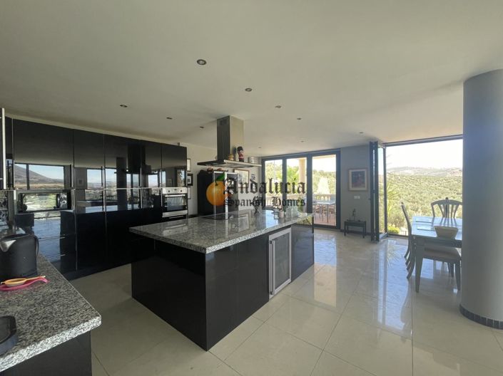 Image No.12-5 Bed Property for sale