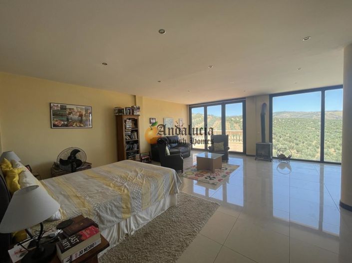 Image No.24-5 Bed Property for sale