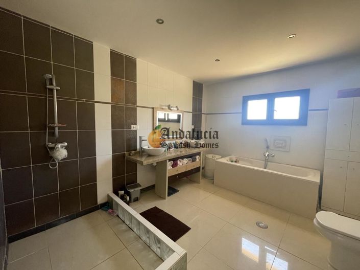 Image No.28-5 Bed Property for sale