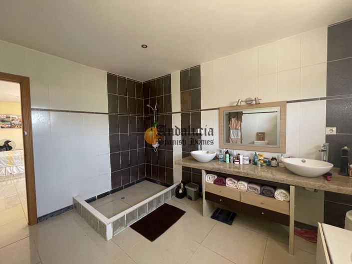 Image No.29-5 Bed Property for sale