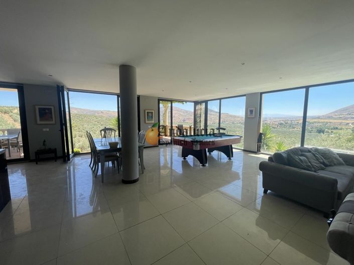 Image No.8-5 Bed Property for sale