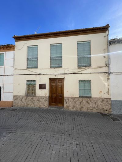 Image No.1-4 Bed Property for sale