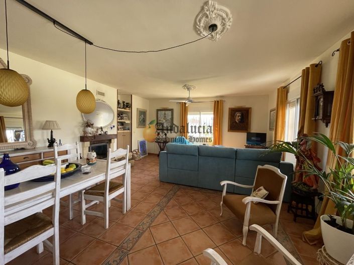 Image No.10-2 Bed Property for sale