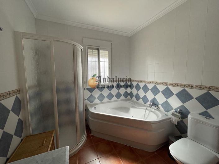 Image No.26-3 Bed Property for sale