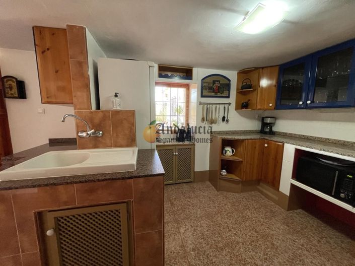 Image No.10-7 Bed Property for sale