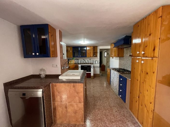 Image No.12-7 Bed Property for sale