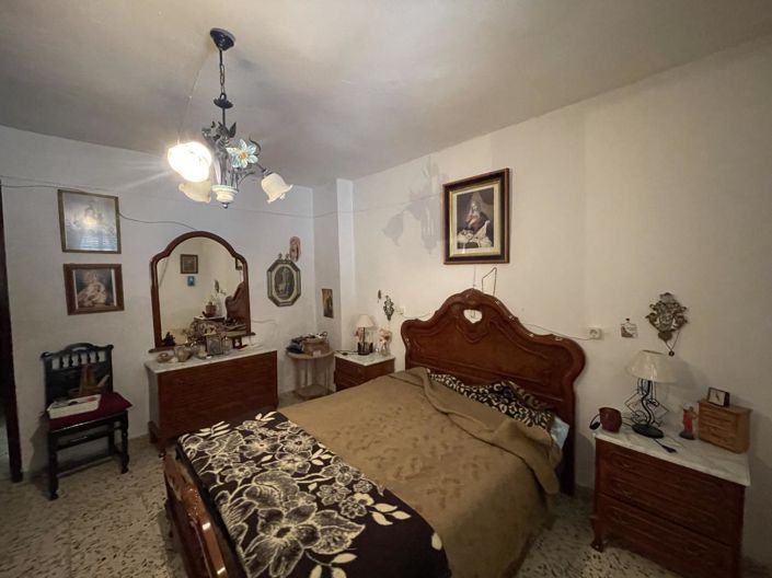 Image No.12-5 Bed Property for sale