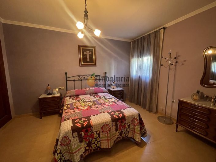 Image No.18-3 Bed Property for sale