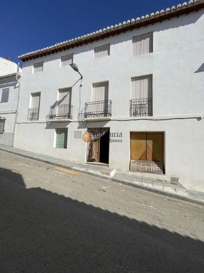 Image No.1-4 Bed Property for sale