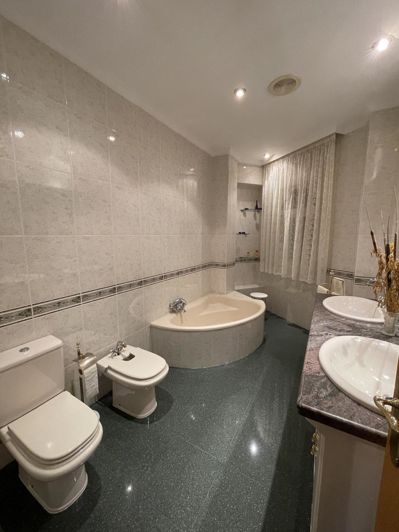 Image No.28-3 Bed Property for sale