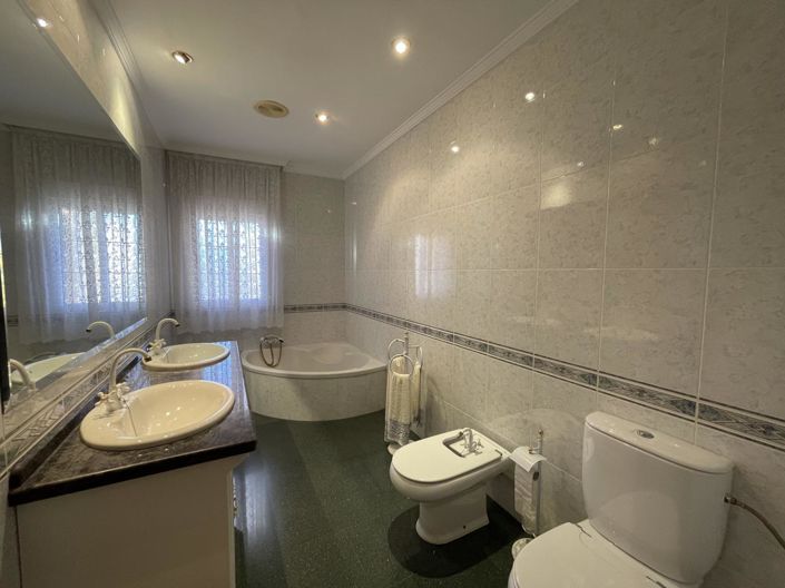 Image No.38-3 Bed Property for sale