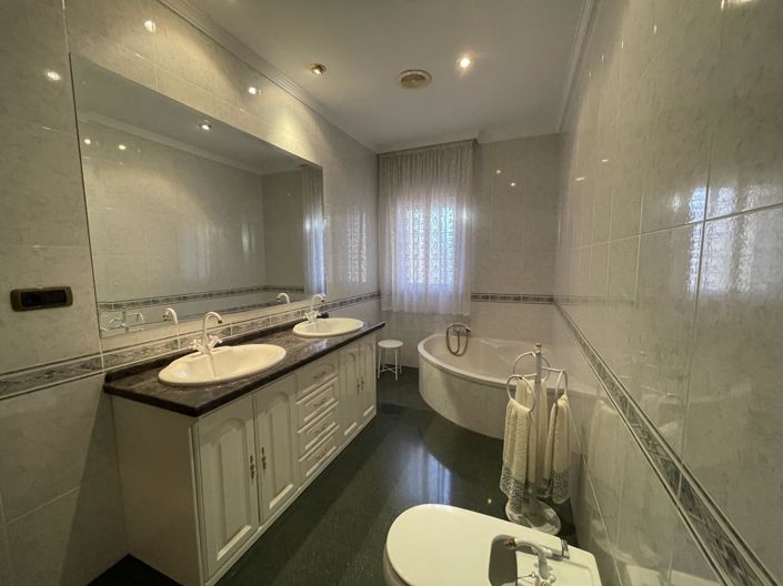 Image No.39-3 Bed Property for sale