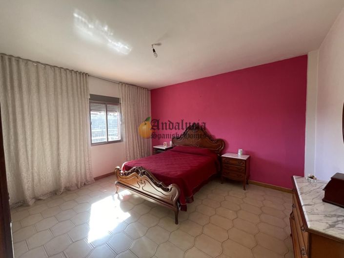 Image No.28-5 Bed Property for sale