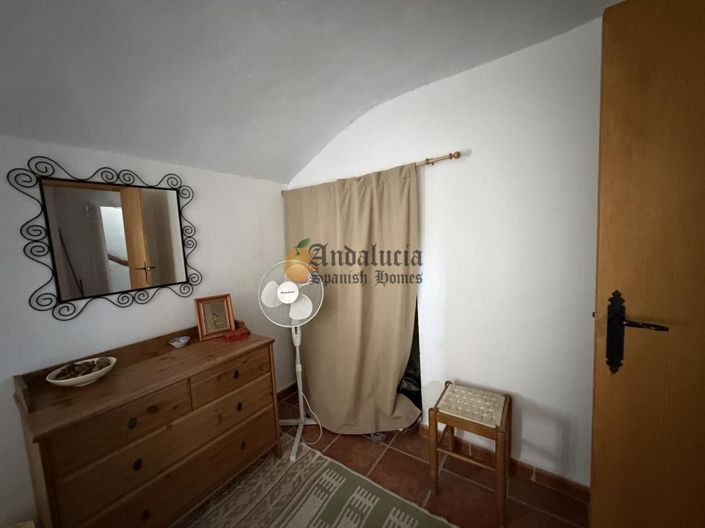 Image No.28-5 Bed Property for sale