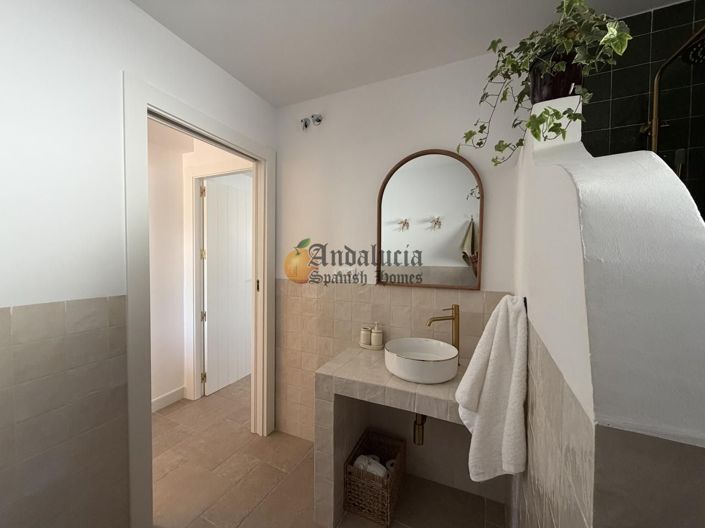 Image No.27-5 Bed Property for sale