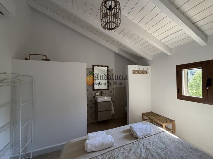 Image No.36-5 Bed Property for sale
