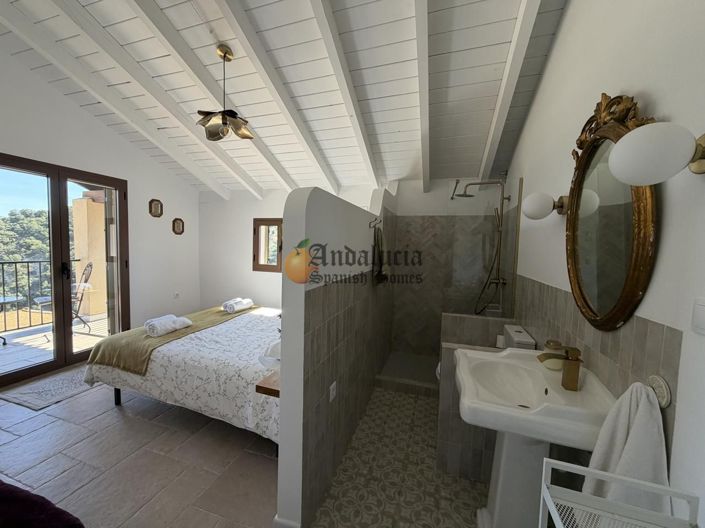 Image No.39-5 Bed Property for sale