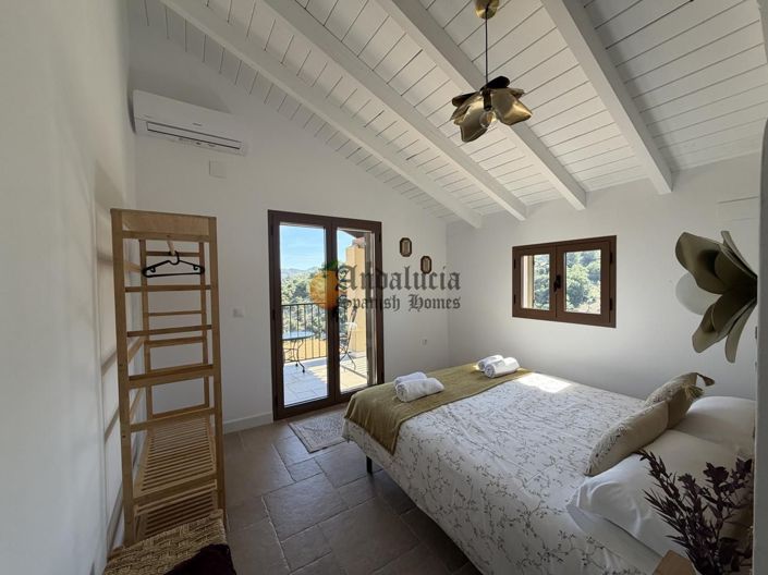 Image No.40-5 Bed Property for sale