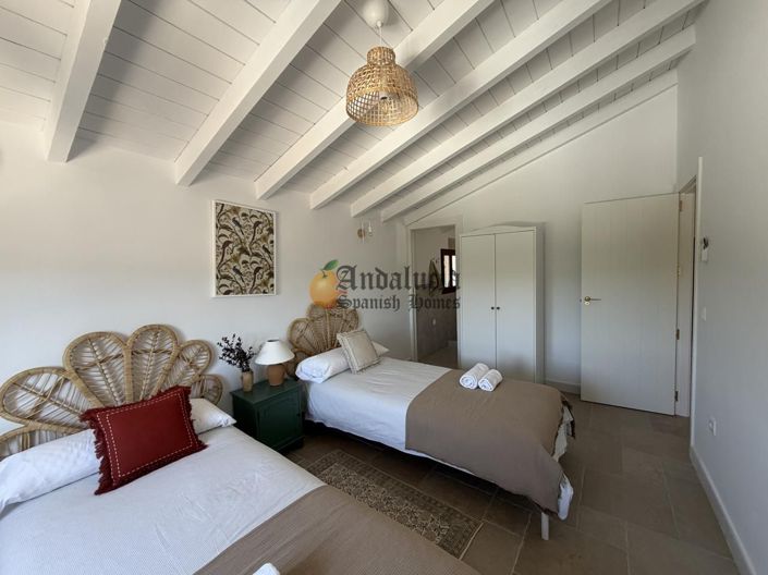 Image No.48-5 Bed Property for sale