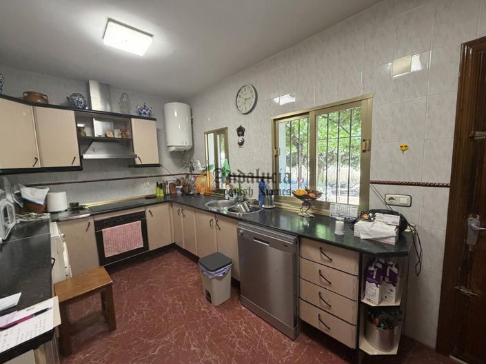 Image No.13-4 Bed Property for sale