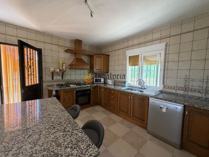Image No.11-4 Bed Property for sale