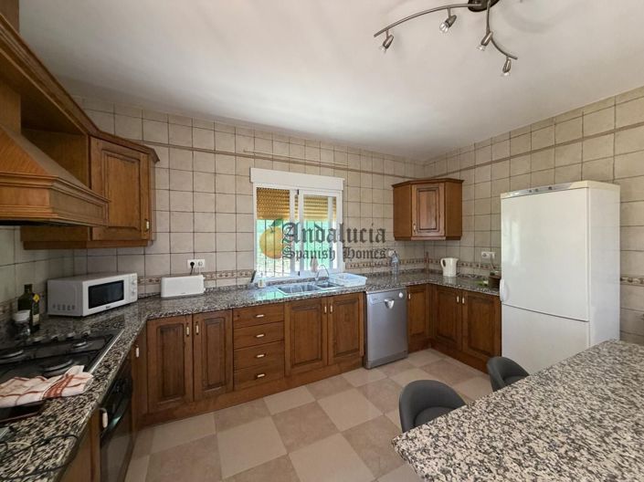 Image No.12-4 Bed Property for sale