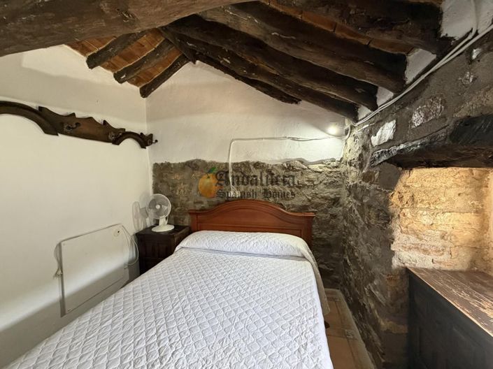 Image No.12-6 Bed Property for sale