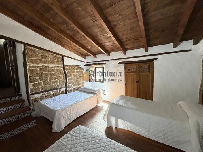 Image No.20-6 Bed Property for sale