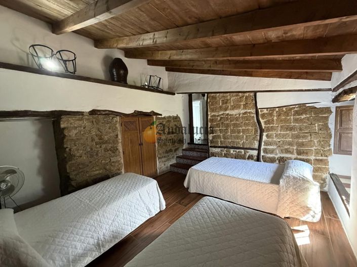Image No.22-6 Bed Property for sale