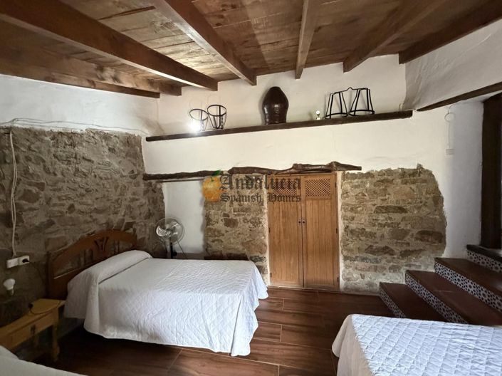 Image No.24-6 Bed Property for sale