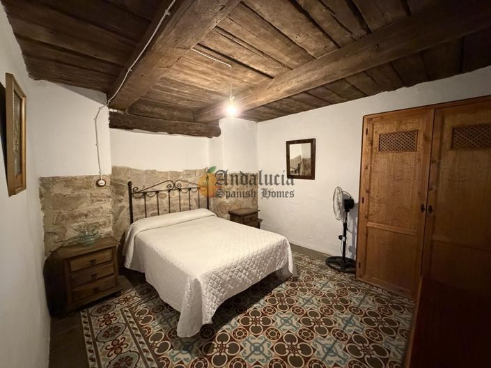 Image No.26-6 Bed Property for sale