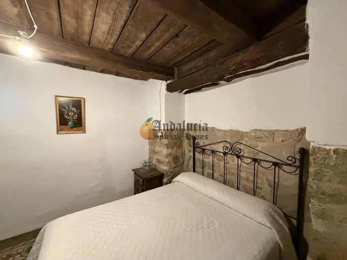 Image No.28-6 Bed Property for sale