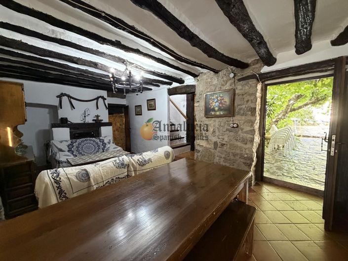 Image No.31-6 Bed Property for sale