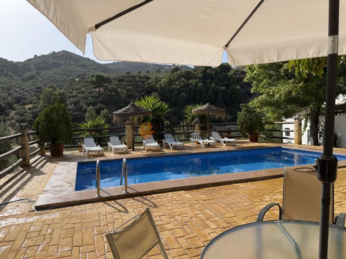 Image No.56-6 Bed Property for sale