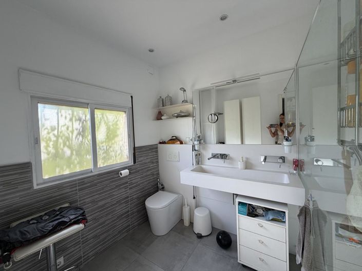 Image No.17-4 Bed Property for sale