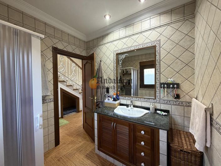 Image No.26-5 Bed Property for sale
