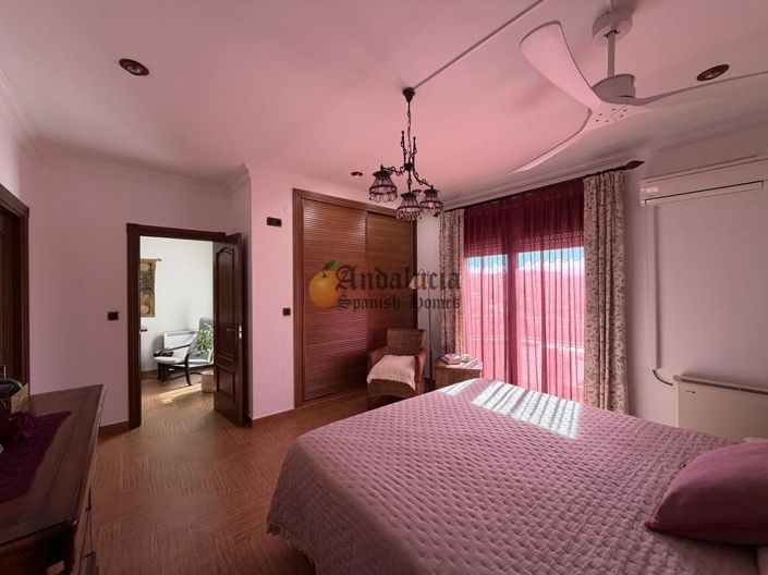 Image No.36-5 Bed Property for sale