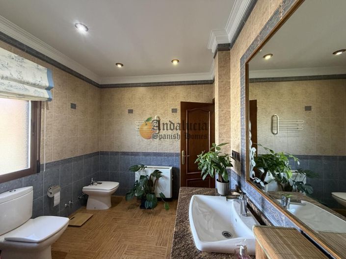 Image No.40-5 Bed Property for sale