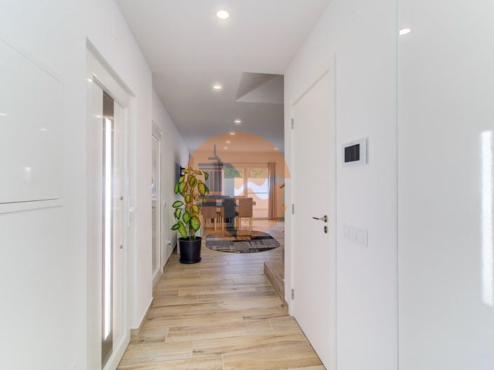 Image No.12-2 Bed House for sale