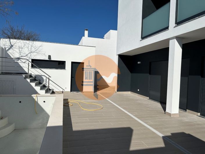 Image No.10-4 Bed House for sale